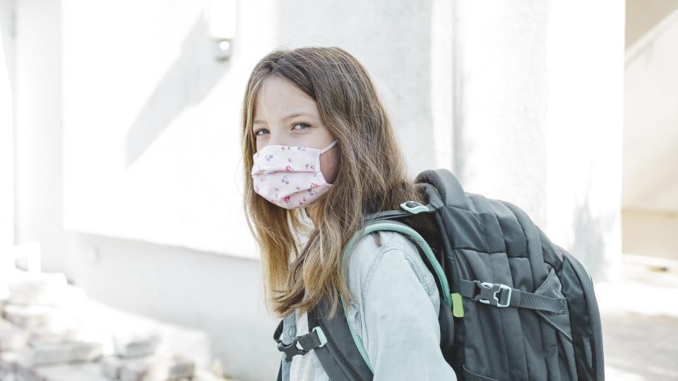 Schülerin mit Mund-Nase-Schutz