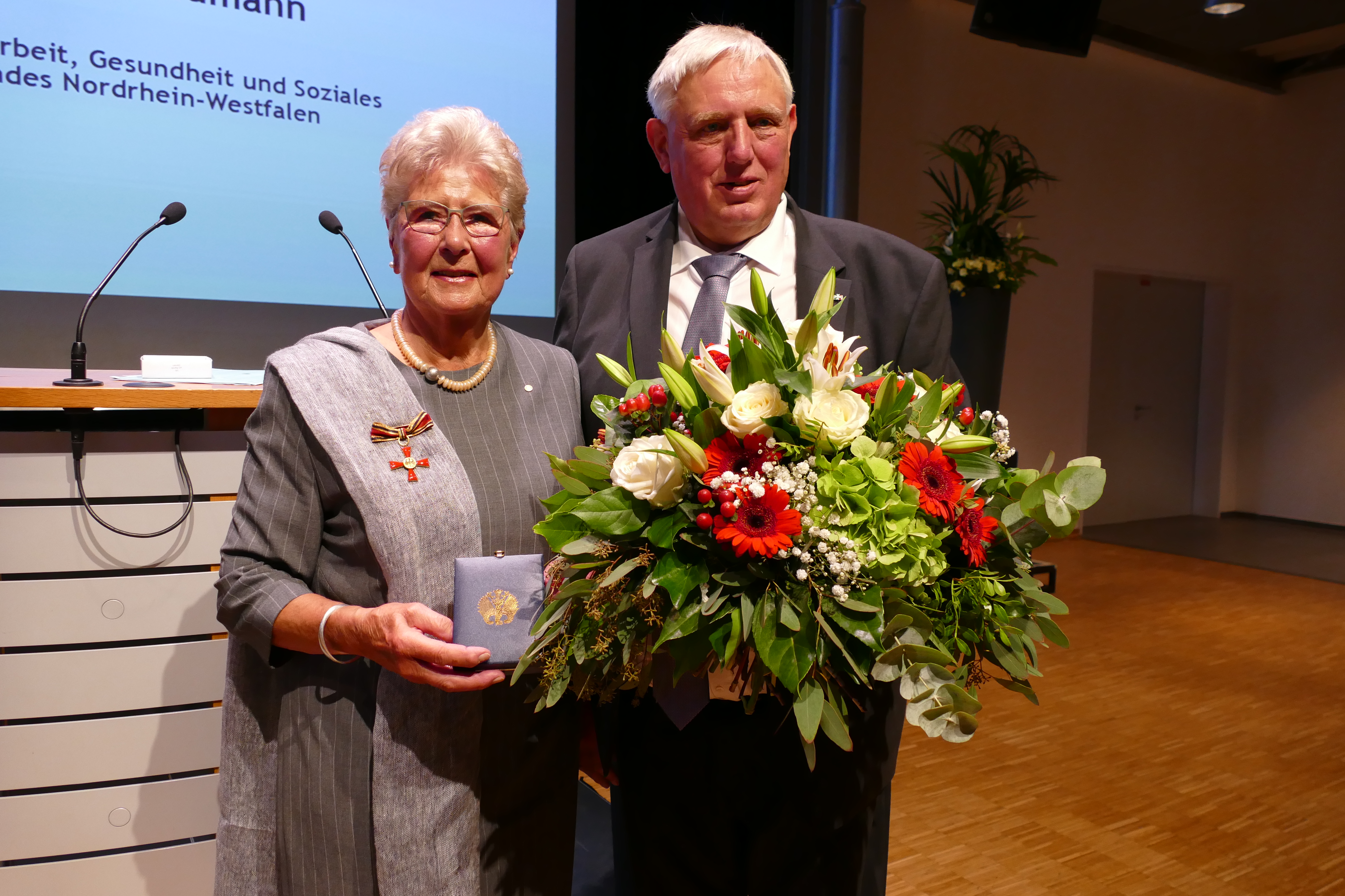 Minister Laumann überreicht Bundesverdienstkreuz an Anneliese Meyer zu Altenschildesche für ihr bürgerschaftliches Engagement in der Stadt Emsdetten
