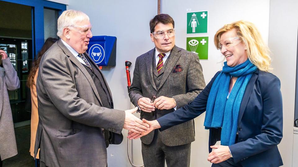 Minister beim seinem Besuch des Berufskollegs der Currenta GmbH & Co. OHG in Leverkusen