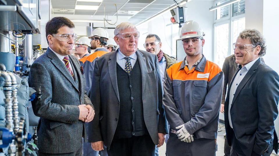 Der Minister mit Führungspersonal und einem Auszubildenden der Currenta GmbH & Co. OHG.