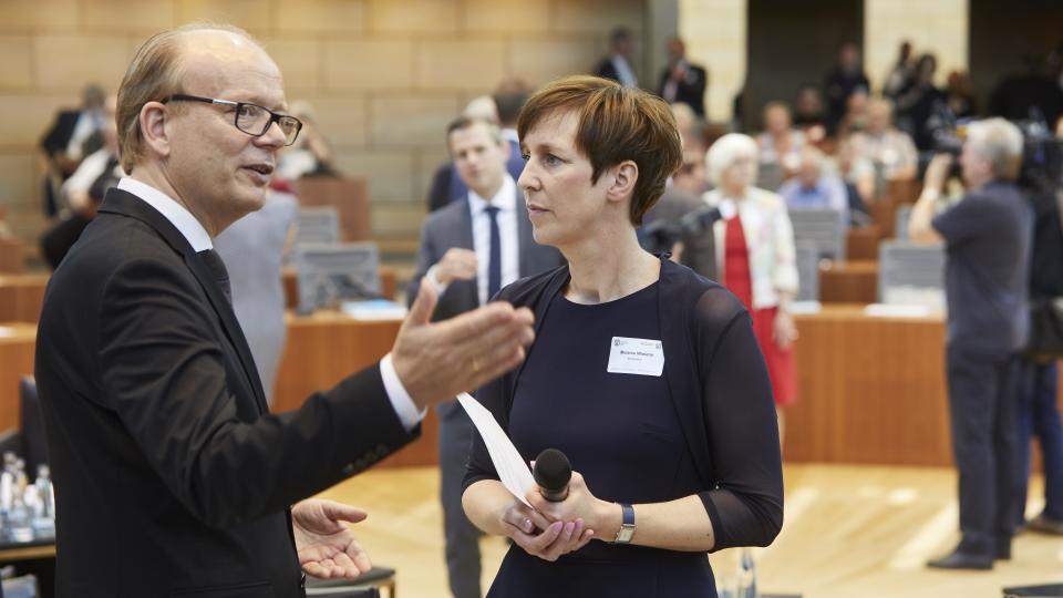 Landtagspräsident Andrè Kuper MdL im Gespräch mit der Moderatorin der Veranstaltung Melanie Wielens