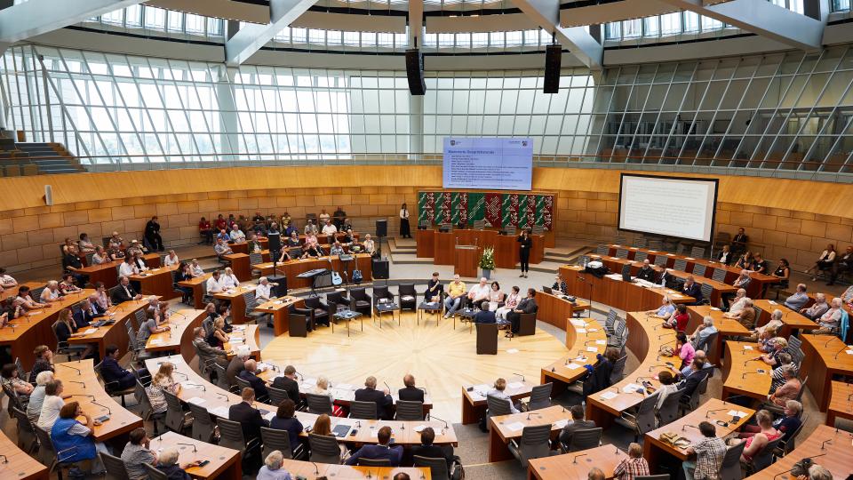 Veranstaltung „Zuhören – Anerkennen – Nicht vergessen!“, Blick in den Plenarsaal des Landtags 