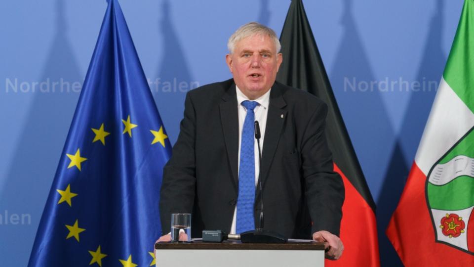 Minister Laumann bei einer Pressekonferenz
