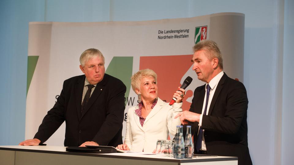 Foto zeigt Arbeitsminister Karl-Josef Laumann und Wirtschafts- und Digitalminister Prof. Dr. Andreas Pinkwart im Gespräch 
