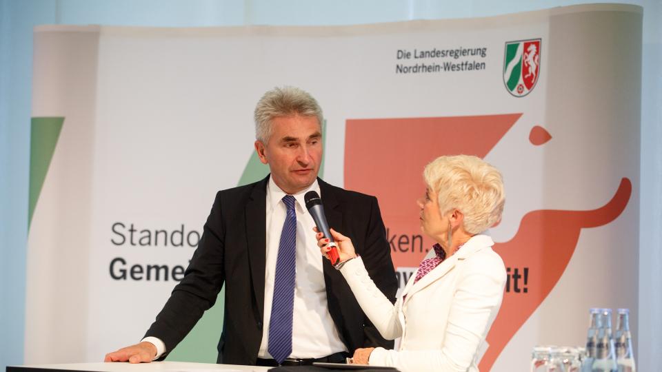Foto zeigt Wirtschafts- und Digitalminister Prof. Dr. Andreas Pinkwart im Interview