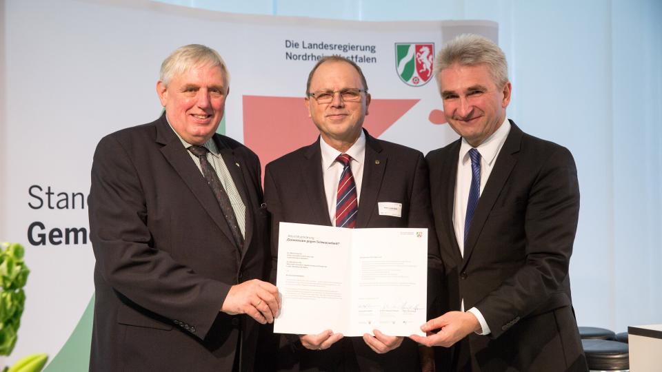 Foto zeigt Karl-Josef Laumann, Hans-Josef Haas und Prof. Dr. Andreas Pinkwart mit gemeinsam unterzeichneter „Absichtserklärung“