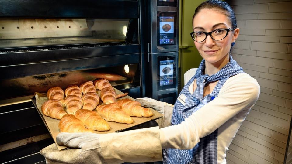 Foto zeigt Auszubildende zur Fachverkäuferin im Lebensmittelhandwerk Schwerpunkt: Bäckerei