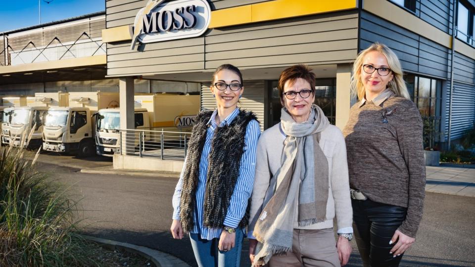 Foto zeigt Auszubildende auf dem Bäckereigelände zusammen mit Chefin Silvia Moss und einer ehemaligen TEP-Teilnehmerin und heutigen Moss-Mitarbeiterin