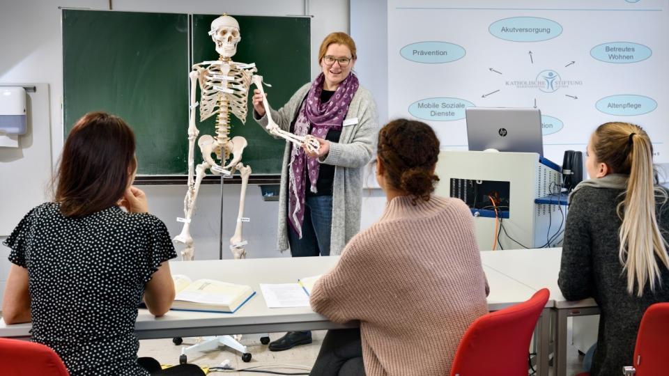 Foto zeigt Schulleiterin Margit Surwehme beim Unterricht am Bildungsinstitut für Berufe im Gesundheitswesen am Marienhospital Aachen