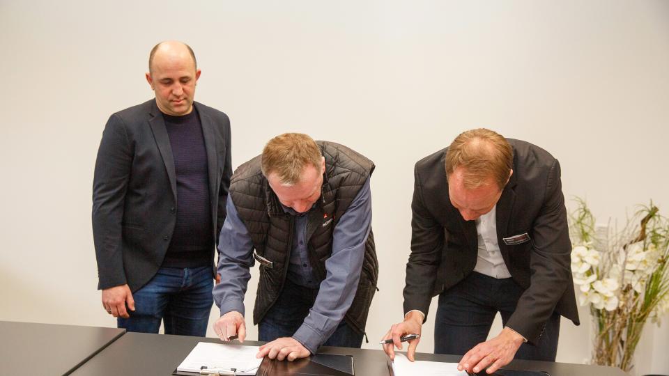 Zwei Männer Unterzeichnen die gemeinsame Zukunftsvereinbarung