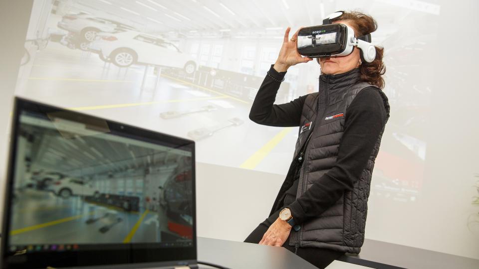 Mit VR-Brillen können Kunden bereits virtuellen Einblick in die künftige Werkstattausrüstung nehmen.