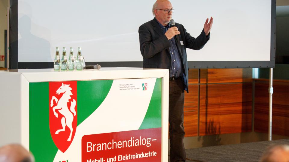 Foto: Reimund Strauß, 1. Bevollmächtigter der IG Metall Mönchengladbach, steht am Rednerpult