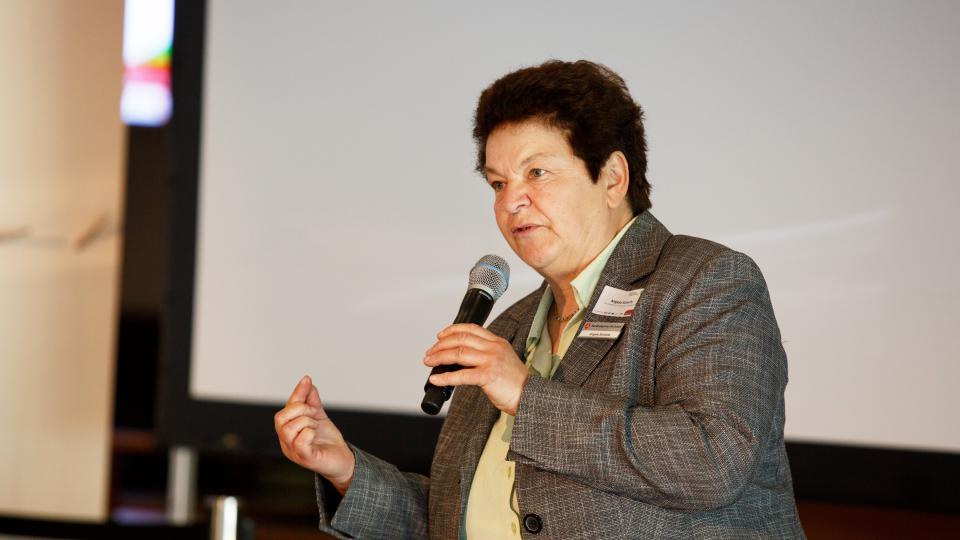 Foto: Frau Schoofs, Vorsitzende der Geschäftsführung der Agentur für Arbeit, am Rednerpult