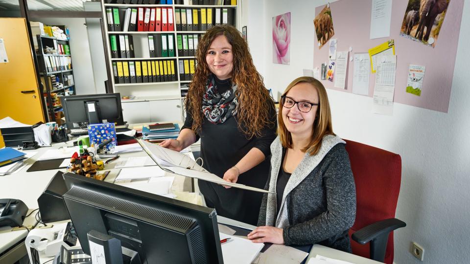 Foto: Zwei junge Frauen am Arbeitstisch