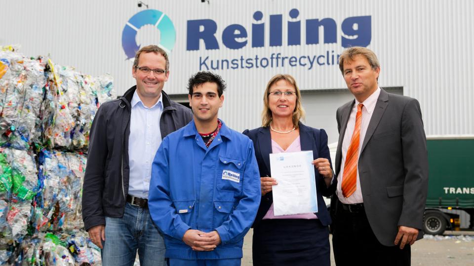 Foto: Drei Männer und eine Frau stehen vor dem Gebäude der Firma Reiling