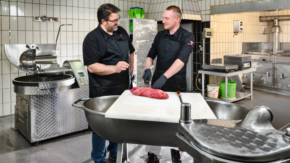 Die Fleischerei Zimmermann in Dortmund beteiligte sich am Ausbildungsprogramm NRW. Dadurch konnte ein junger Mann zum Fleischer ausgebildet werden, als Geselle arbeitet er nun weiter im Betrieb.
