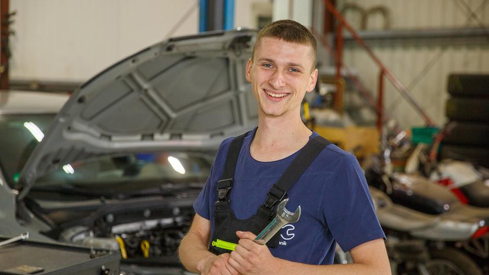 Auszubildender bei der „GS Fahrzeugtechnik GmbH“