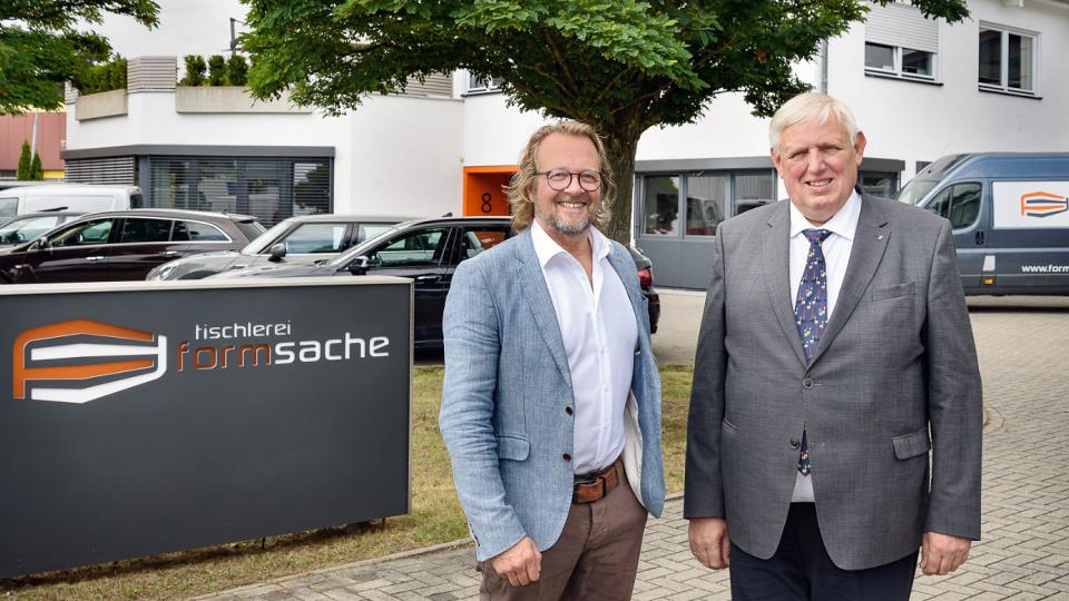 Tischlermeister und Inhaber der „tischlerei formsache“ begrüßt den Minister in Bielefeld