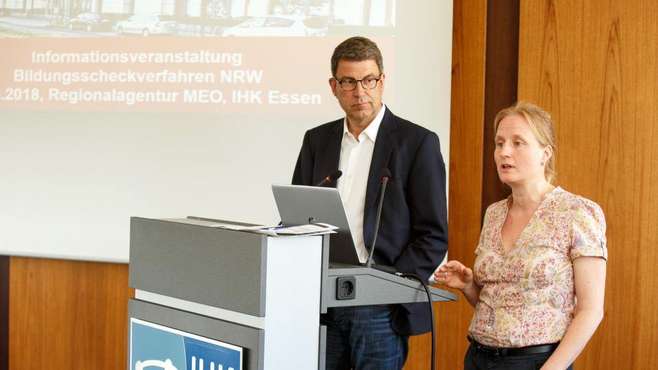 Foto: Sarah Weidemann und Reinhard Völzke stehen am Rednerpult