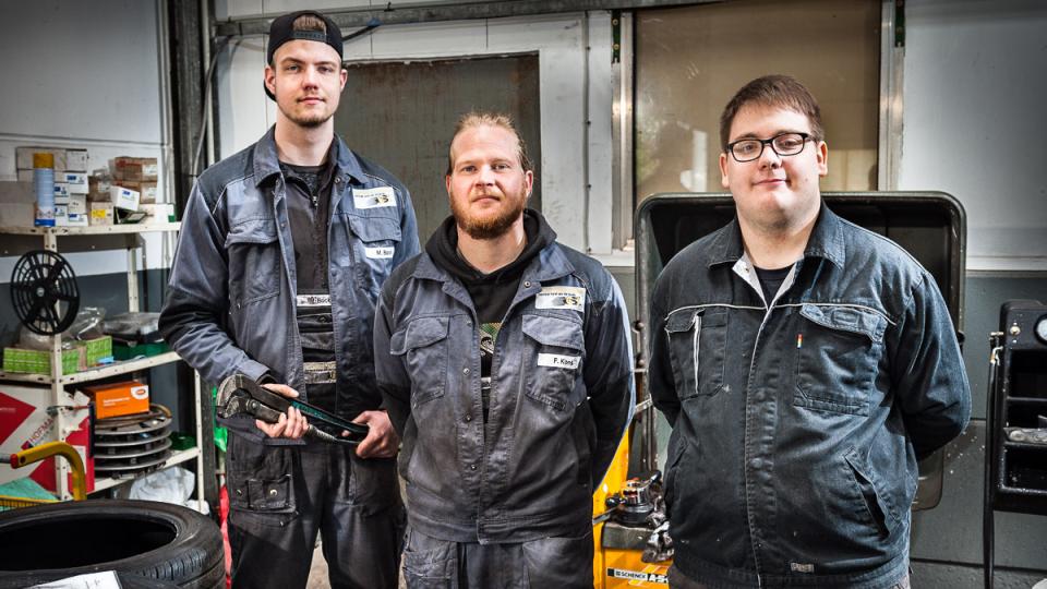Foto: Drei Männer in der Werkstatt