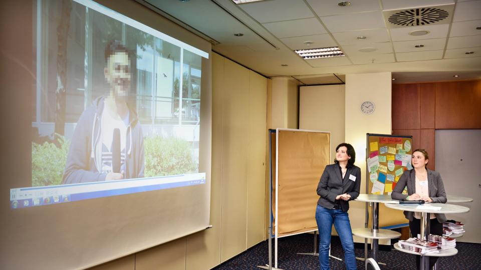 Foto: Agata Pantel (r.) und Angelika Demski (beide Kreisstadt Bergheim) stellten das Projekt "BergAuf!" vor und präsentierten einen Videofilm, in dem Teilnehmende von ihren Erfahrungen berichten
