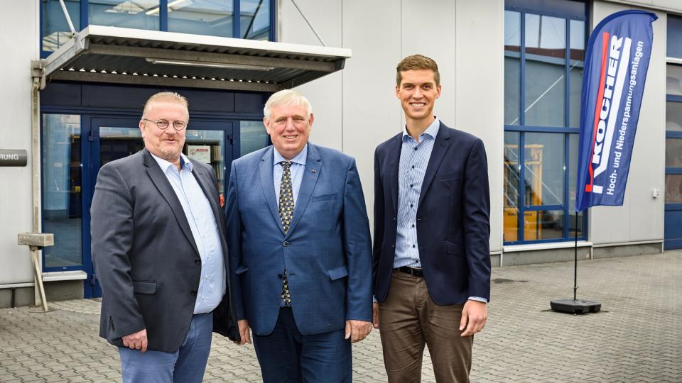 Minister Karl-Josef Laumann informierte sich bei den Unternehmen Werner Kocher GmbH & Co. KG und Kurt Berkowitz GmbH zum Stand des digitalen Wandels im Handwerk. Begrüßt wurde er von Thomas Kocher (Geschäftsführer, links) und Ferdinand Kocher (Prokurist, rechts).