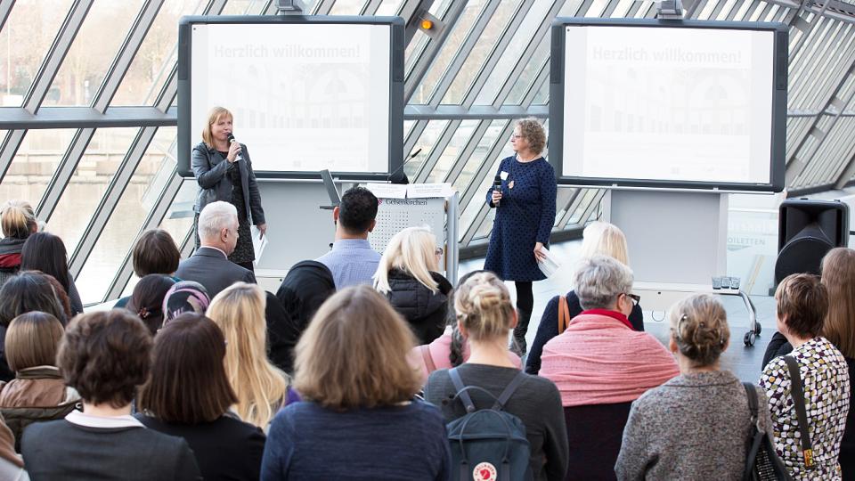 Foto: Die Veranstaltung moderierten Anne Gollenbeck (l.) und Karin Linde (r.).