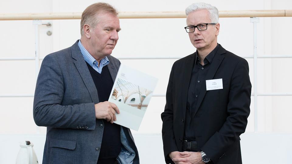 Foto: Stefan Kulozik, MAGS, und Karl-Heinz Hagedorn, Geschäftsführer der G.I.B., im Gespräch