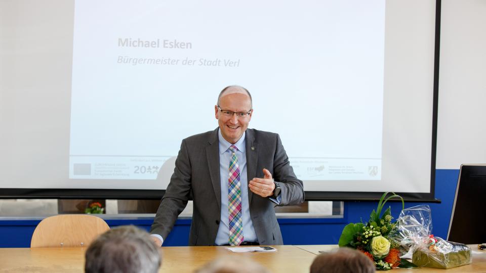 Foto: Michael Esken, Bürgermeister der Stadt Verl, begrüßt das Publikum