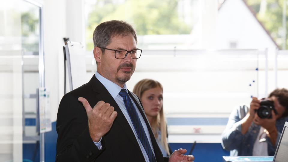 Foto: Dr. Christoph von der Heiden, Geschäftsführer Industrie, Öffentlichkeitsarbeit, Volkswirtschaft, Innovation, Umwelt bei der IHK Ostwestfalen zu Bielefeld, eröffnet ein Gespräch