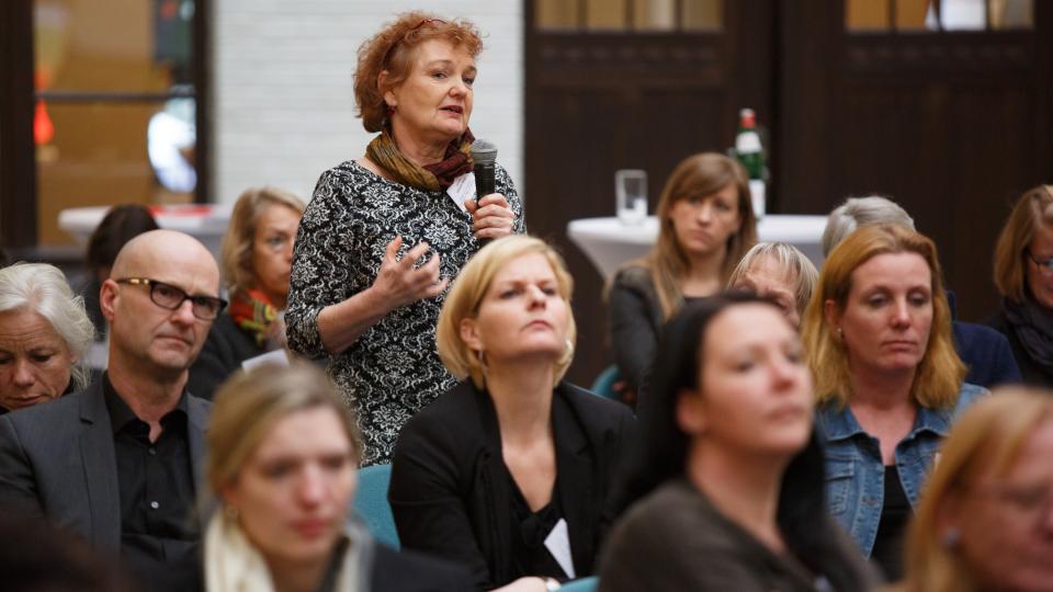 Foto: Fragen und Anmerkungen aus dem Publikum. Am Mikrofon Cornelia Aßhorn-Waiz, Ministerium für Gesundheit, Emanzipation, Pflege und Alter.