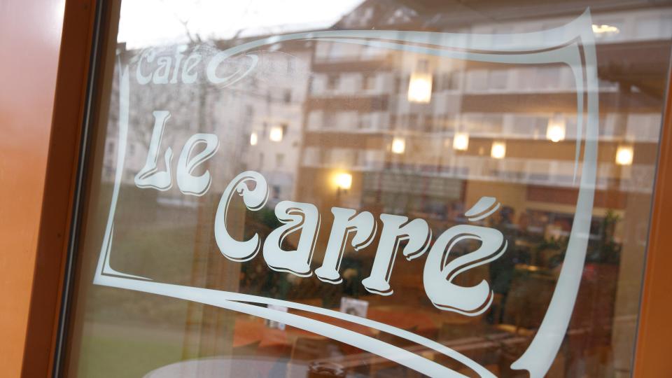 Foto mit Fensteraufschrift Cafe Le Carré