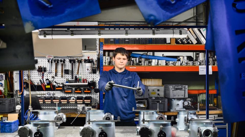 Julian macht eine Ausbildung zur Fachkraft für Metalltechnik, Fachrichtung Montagetechnik