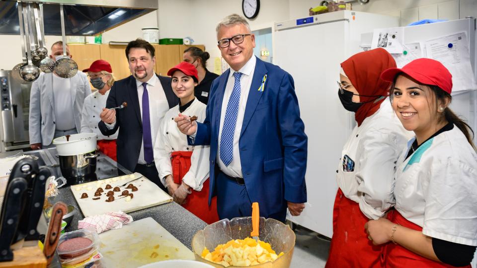 Der EU-Kommissar für Beschäftigung und soziale Rechte besuchte die Duisburger Werkkiste und informierte sich auch zur Umsetzung des Programms Werkstattjahr. Bei seinem Rundgang machte der EU-Kommissar Halt im Ausbildungsbereich Hauswirtschaft / Gastronomie.