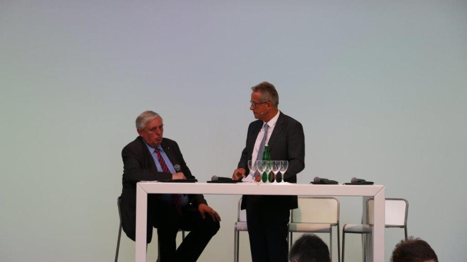Minister Karl-Josef Laumann im Gespräch 