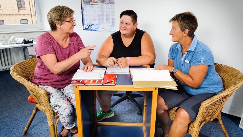Foto: Teilnehmerin Sonja im Gespräch mit ihrem Coach Silke Fricke und ihrer ehemaligen Fallberaterin im Jobcenter, Doris Friese.
