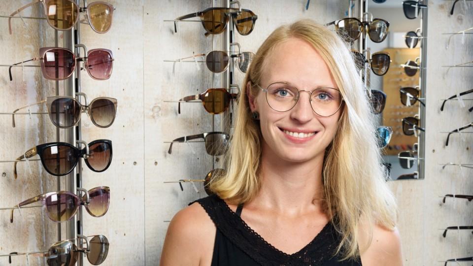 Junge Frau hat ihre Ausbildung zu Optikerin abgeschlossen