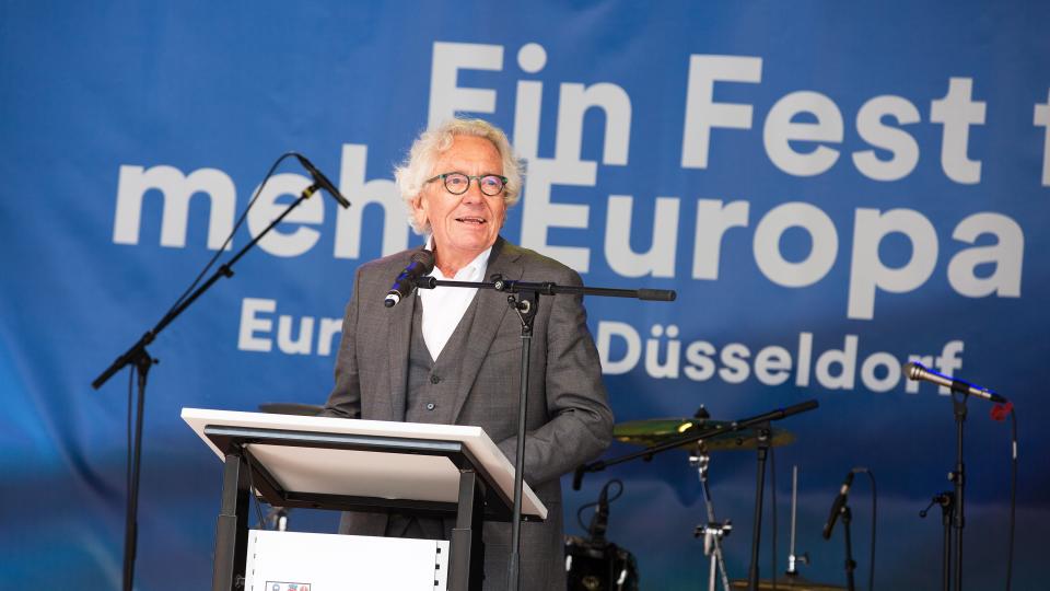 NRW-Europaminister steht am Rednerpult