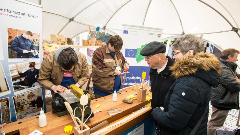 Junge Teilnehmer aus dem ESF-geförderten Programm "Werkstattjahr" zeigten ihr handwerkliches Geschick und stellten kleine Geschenke für die Besucherinnen und Besucher aus Holz her.