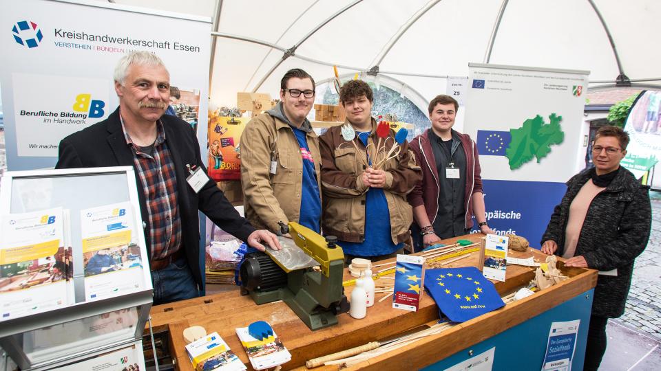 Für den Europatag in Düsseldorf haben die jugendlichen Teilnehmer Holztulpen vorbereitet
