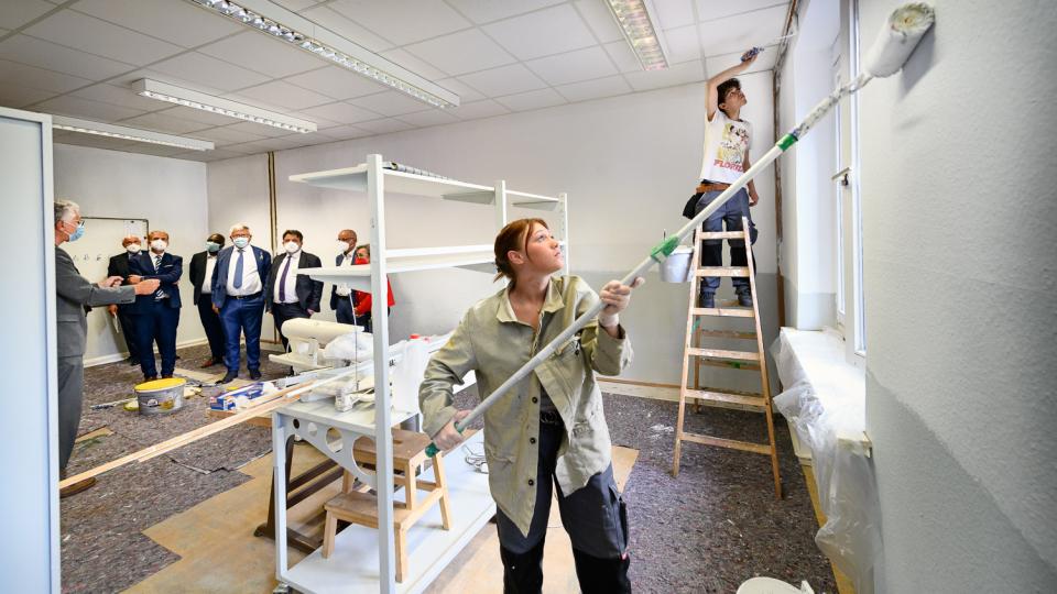 Im Bereich Raum- und Farbgestaltung lernen die Teilnehmerinnen und Teilnehmer des Werkstattjahrs Tätigkeiten des Maler-Handwerks kennen