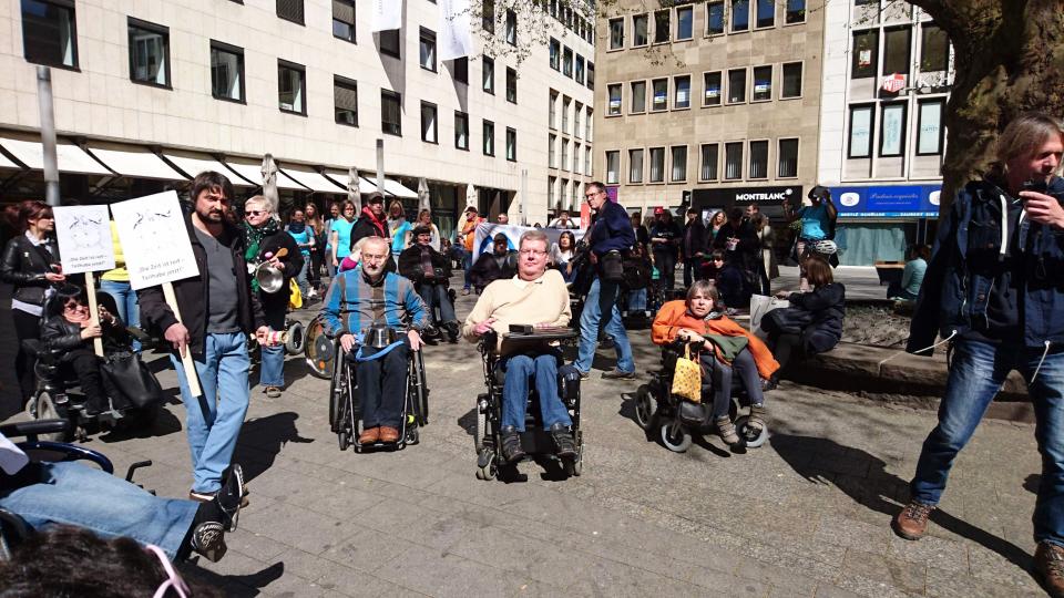 Foto: Flashmob für ein gutes BTHG auf dem Kölner Walraffplatz