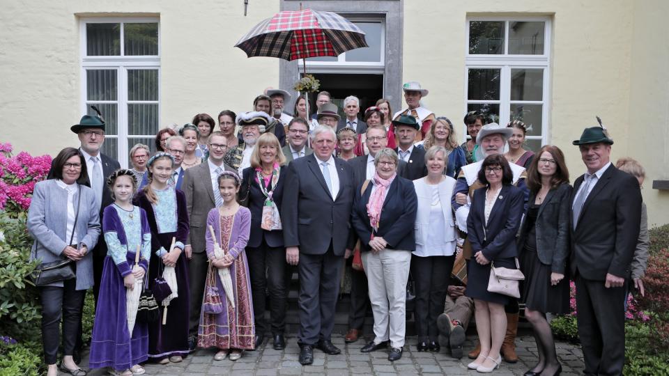 Minister Laumann mit historischen Gruppen des Linner Schützenvereins.