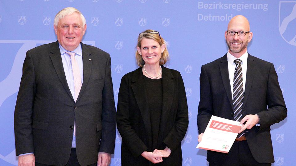Das Foto zeigt (von links nach rechts): Gesundheitsminister Karl-Josef Laumann, Regierungspräsidentin Judith Pirscher, Christian Piek (Prokurist Herz- und Diabeteszentrum NRW)
