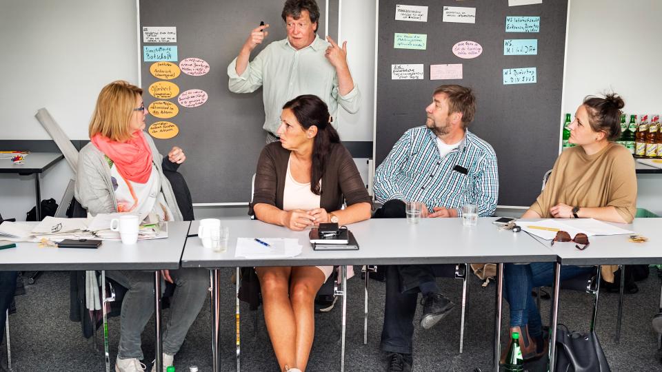 Foto: Zwei Männer und drei Frauen bei einer Diskussionsrunde
