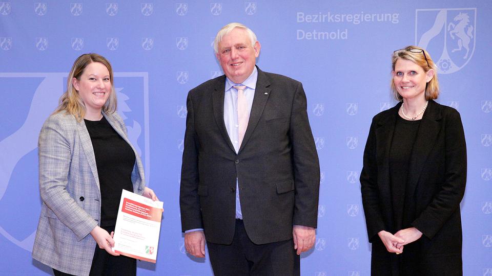Das Foto zeigt (von links nach rechts): Johanna Meschede (Direktorin Klin. Organisation), Gesundheitsminister Karl-Josef Laumann, Regierungspräsidentin Judith Pirscher