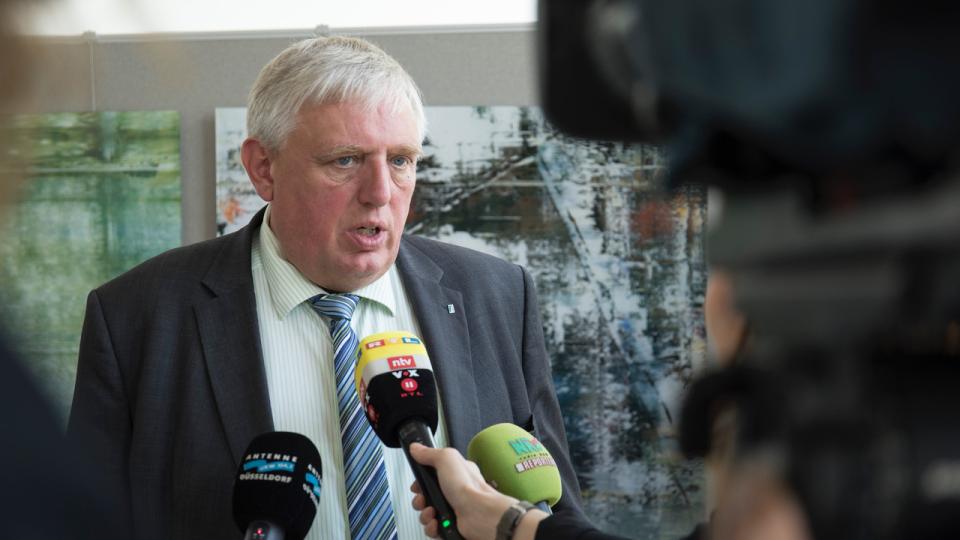 Minister Laumann spricht in Mikrophone