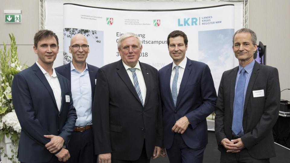 Das Foto zeigt (von links nach rechts): Dr. Kai Seiler (Präsident des LIA.nrw), Dr. Andres Schützendübel (Geschäftsführer des LKR NRW), Minister Karl-Josef Laumann, Thomas Eiskirch (Oberbürgermeister der Stadt Bochum) und Arndt Winterer (Direktor des LZG.NRW).