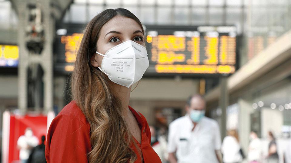 Eine Frau trägt eine Atemschutzmaske