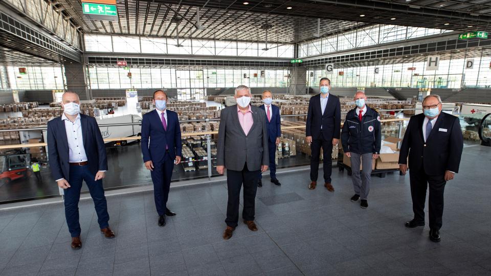 Bild zeigt Minister Laumann beim Besuch des Landeslagers für Schutzausrüstung in Düsseldorf